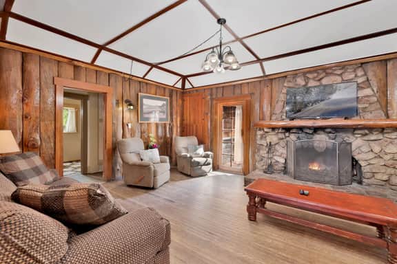 0100-Lodge House