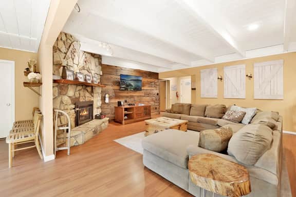 1651-Cozy up to Summit
