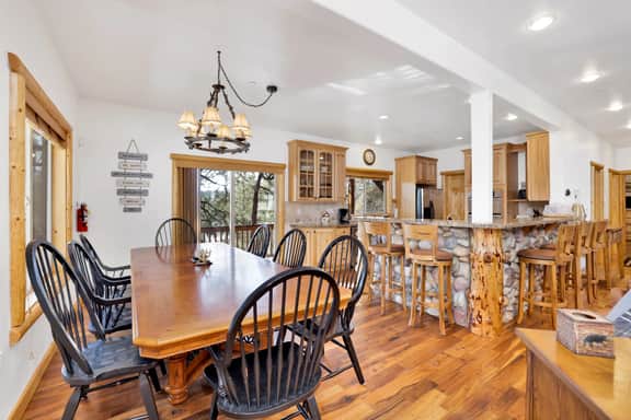 2261-Cozy Lakeview Hideaway