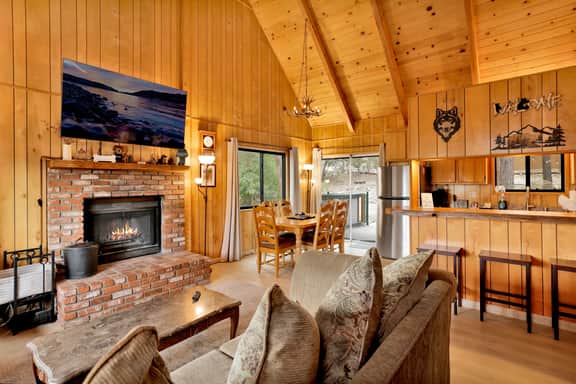 2585-Lakeview Pines Log Cabin